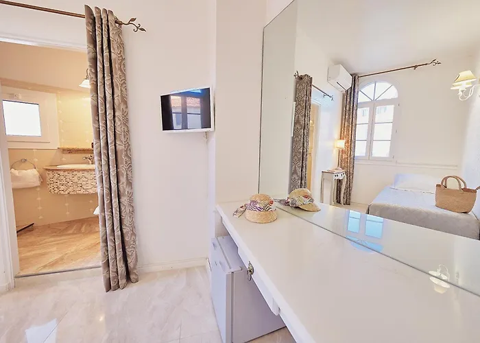 Le Magnolia 3* Calvi (Corsica)